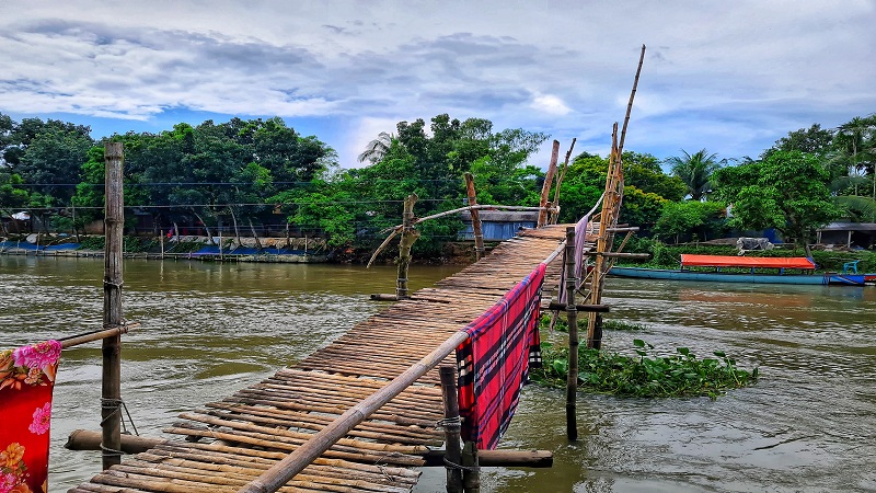 একটি ব্রীজের অভাবে দেশে যে গ্রামে বিয়ে হয় না ছেলে-মেয়ের!